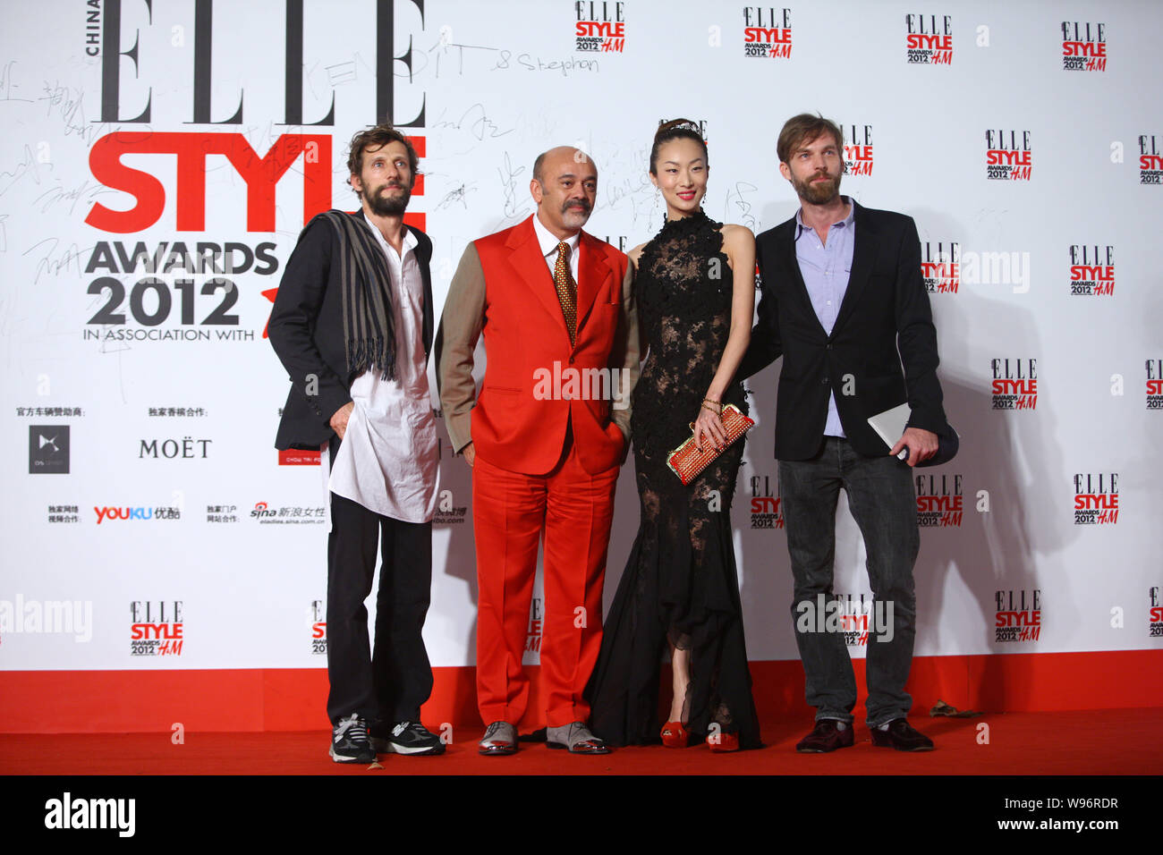 French footwear designer Christian Louboutin, second left, poses with  Chinese model Ge Peiqi, second right, and other guests as they arrive for  the El Stock Photo - Alamy