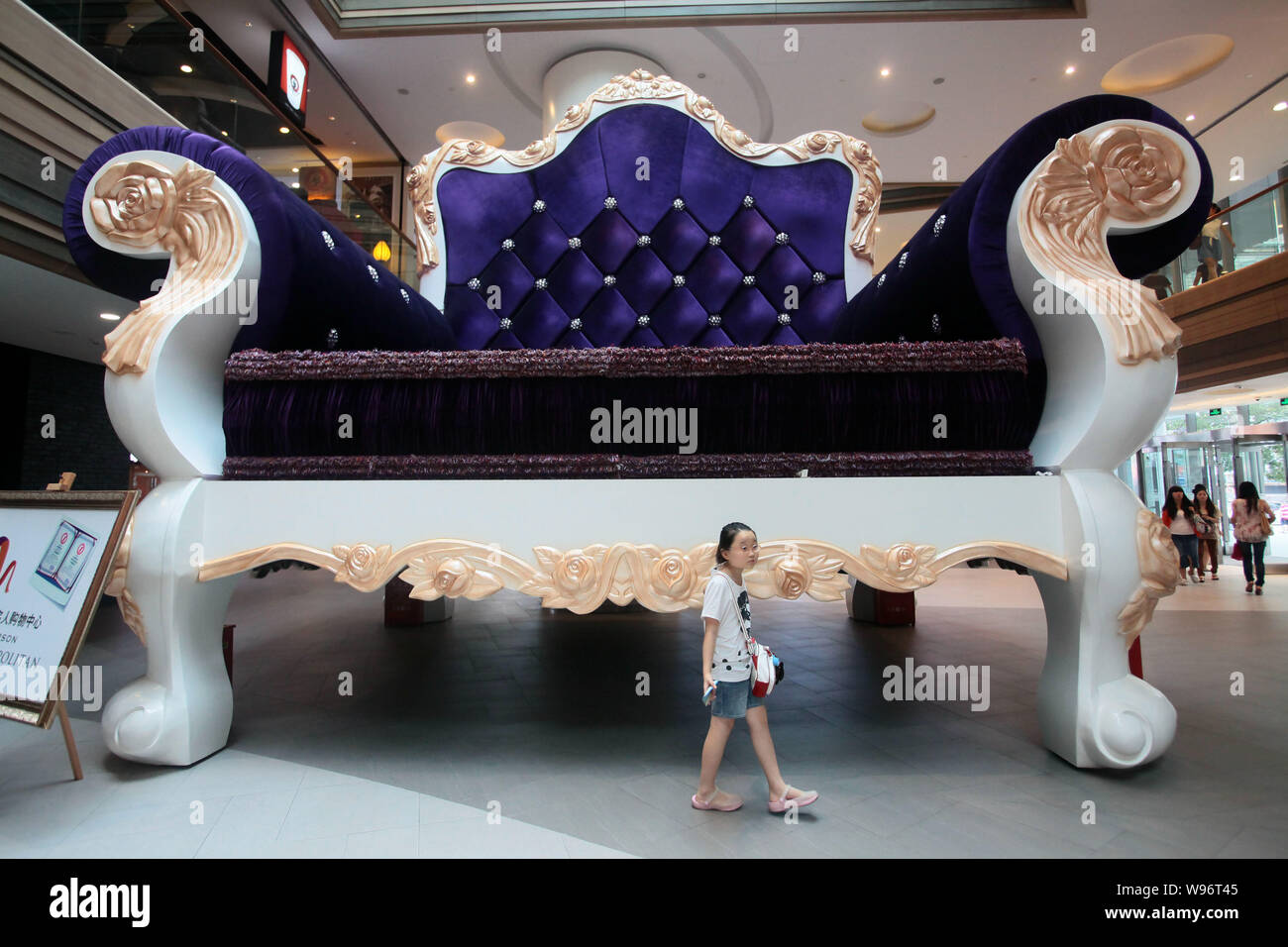 Shoppers walk past the worlds biggest sofa at a mall in Shanghai, China, 24  August 2012. A giant sofa has become a hotspot and attraction in downtow  Stock Photo - Alamy