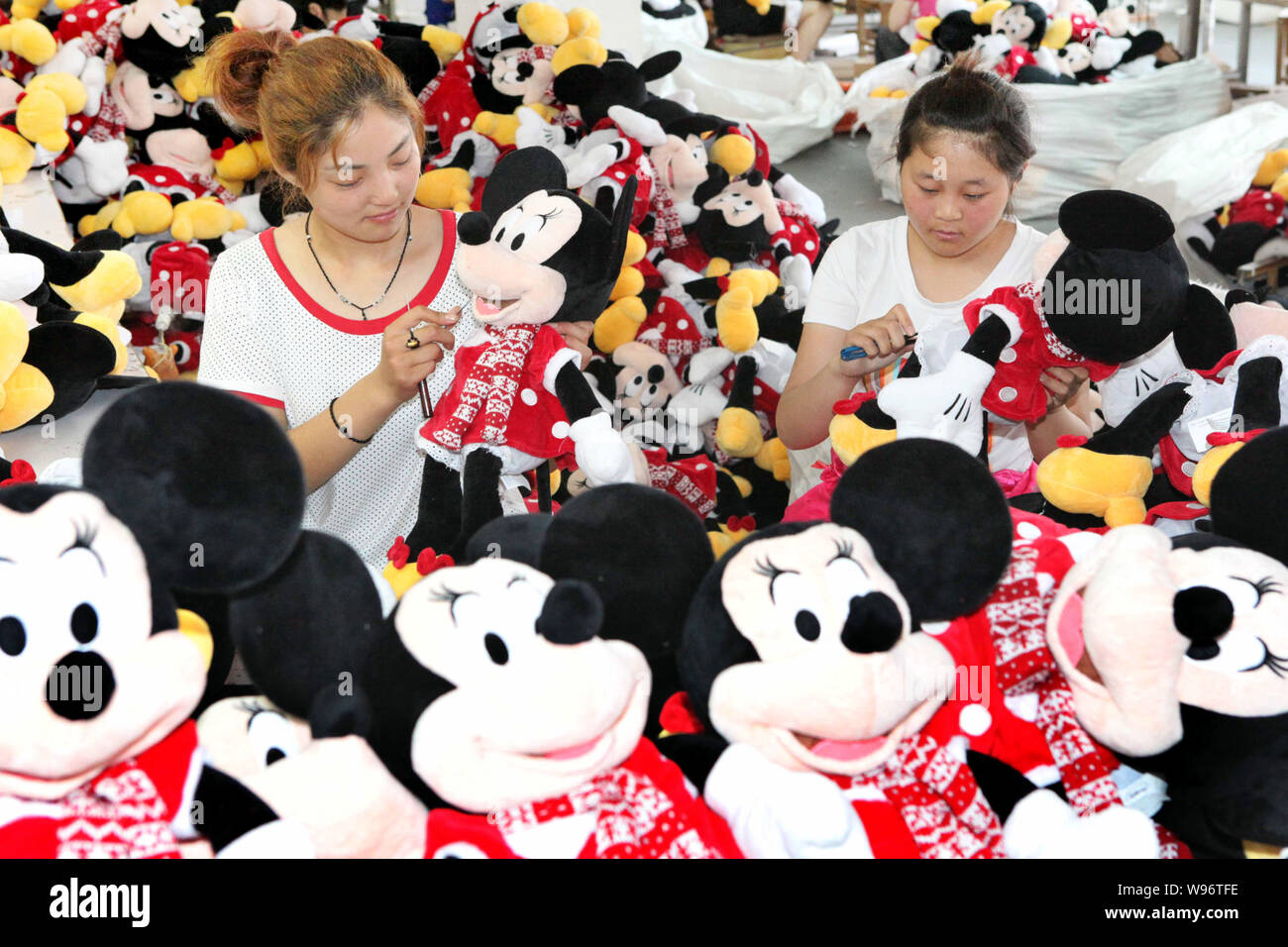 Female Chinese workers make Minnie Mouse dolls to be exported to Europe ...