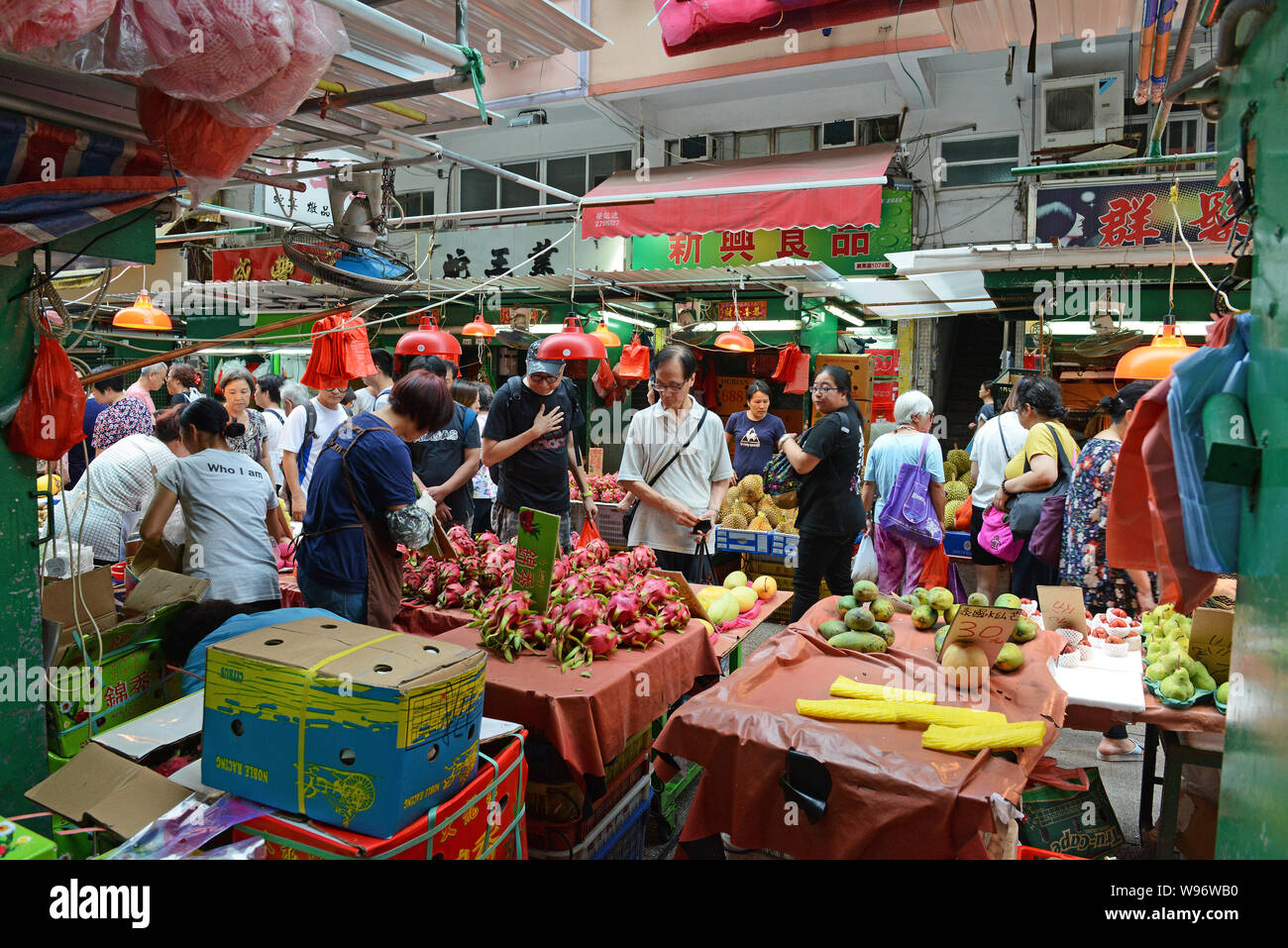 Outdoor market in Hong Kong Stock Photo Alamy