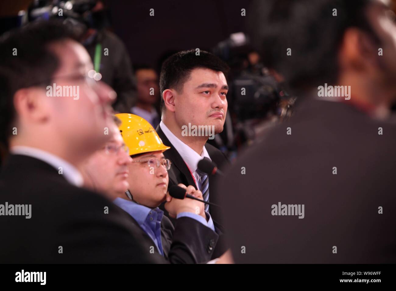 Retired Chinese basketball player Yao Ming (C) is pictured during the BFA Young Leaders Roundtable 2012 in Qionghai, south Chinas Hainan province, 1 A Stock Photo