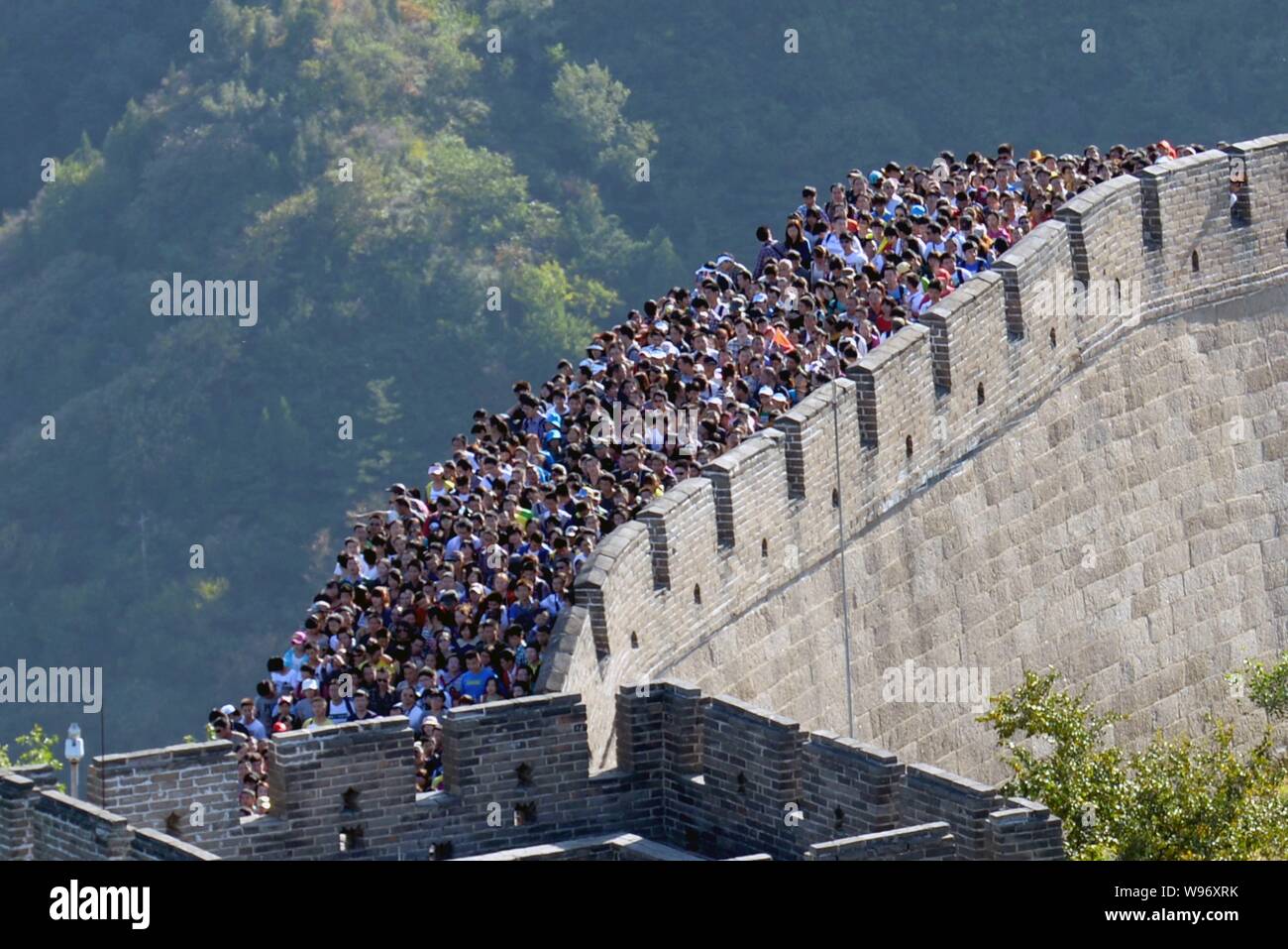 tourists-crowd-the-badaling-great-wall-d