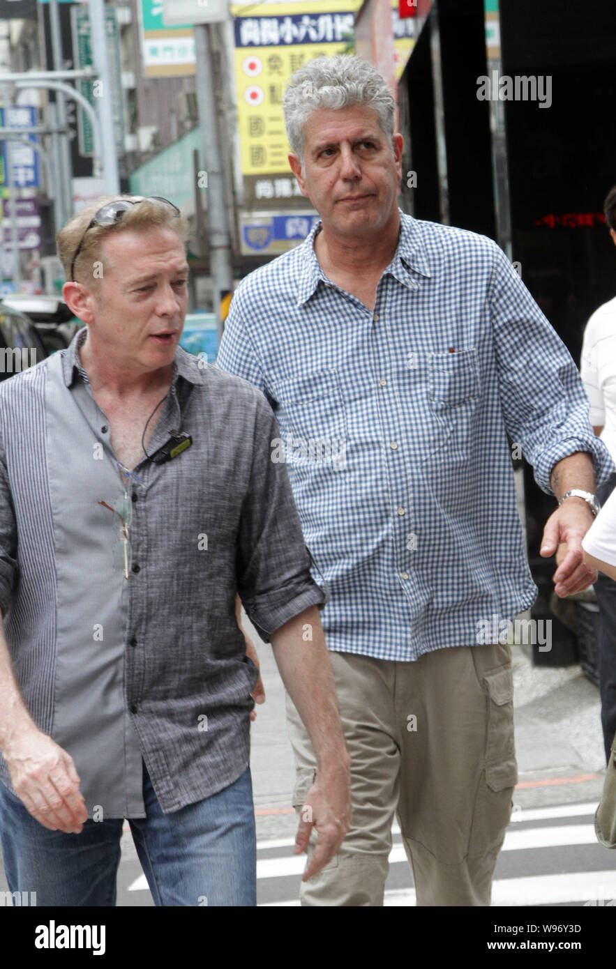 American top chef and host Anthony Bourdain (R) walks on the street in  Taipei, Taiwan, 2 July 2012. American top chef and gourmet show host Anthony  Stock Photo - Alamy