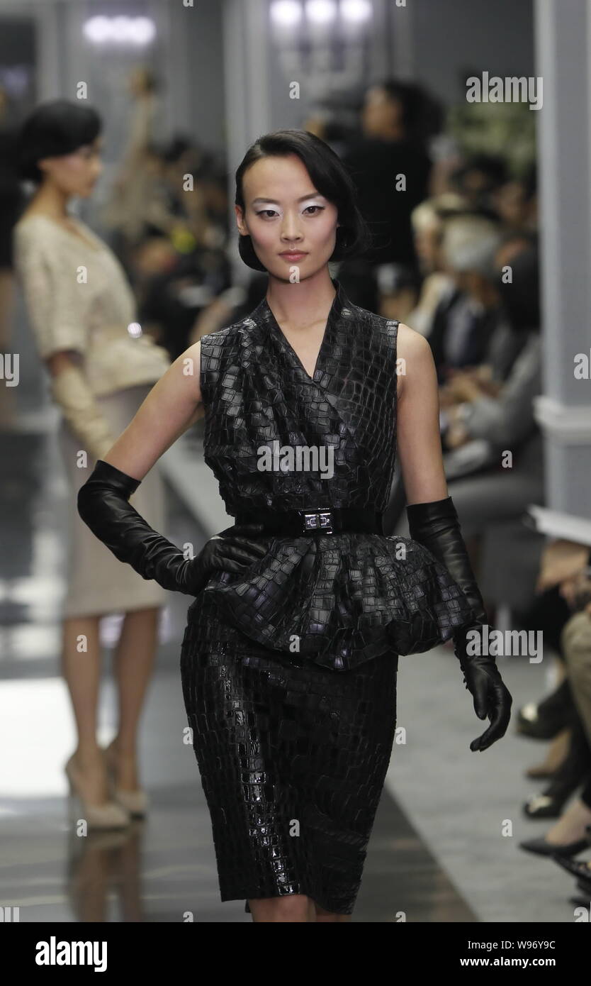 Chinese model Li Xiaoxing and other models display the new collections ...