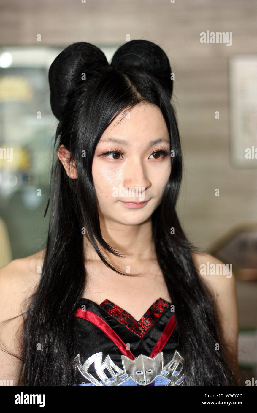 A Cross Dressed Young Male Student Of The Alice Cross Dressing