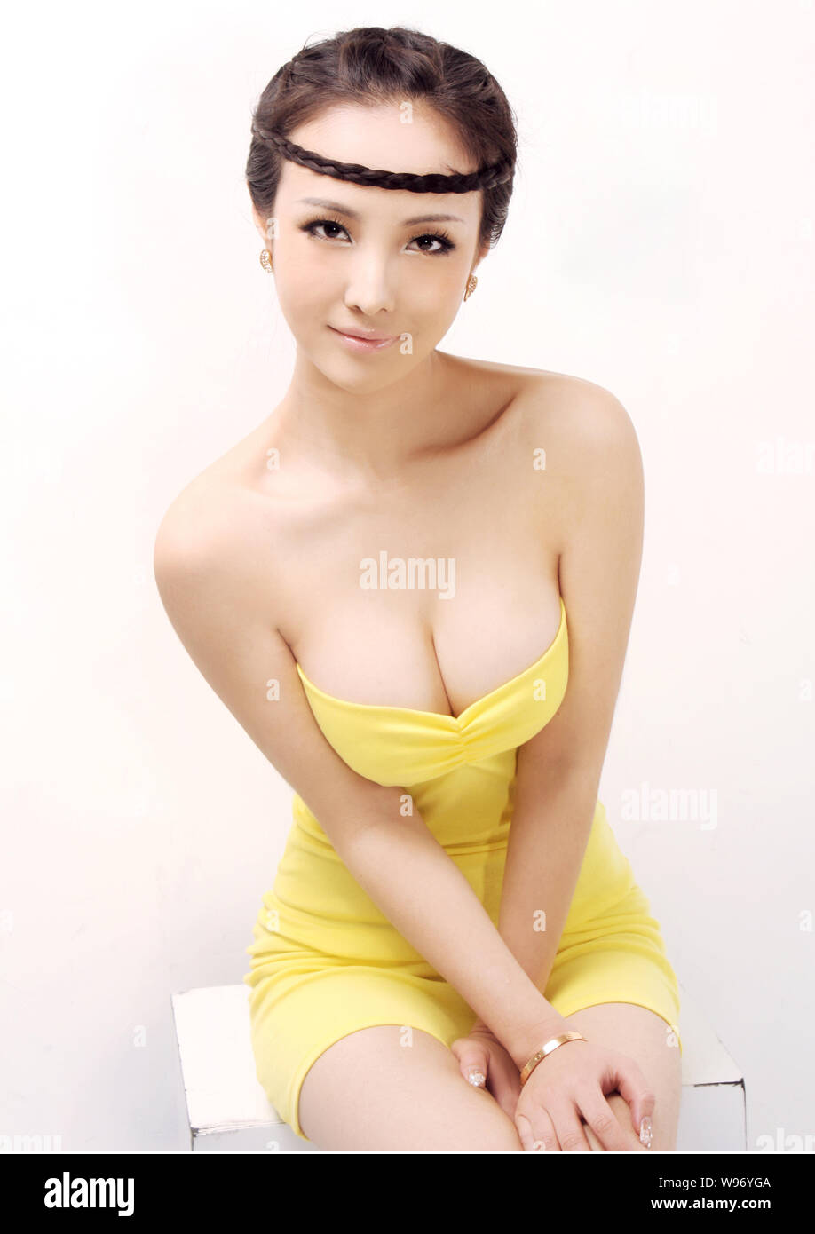 FILE--Handout portrait picture of Chinese model Gan Lulu. Chinese  tegulators pulled the plug on a Jiangsu television station last week after  amate Stock Photo - Alamy