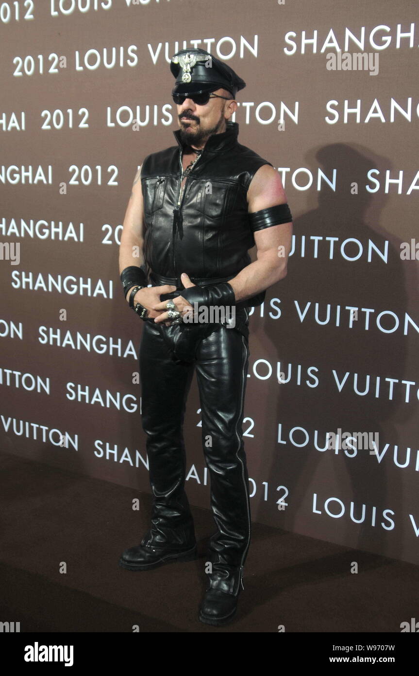 Architect Peter Marino poses on the red carpet before the Louis Vuitton  2012 Autumn/Winter fashion show at the North Bund in Shanghai, China, 19  July Stock Photo - Alamy