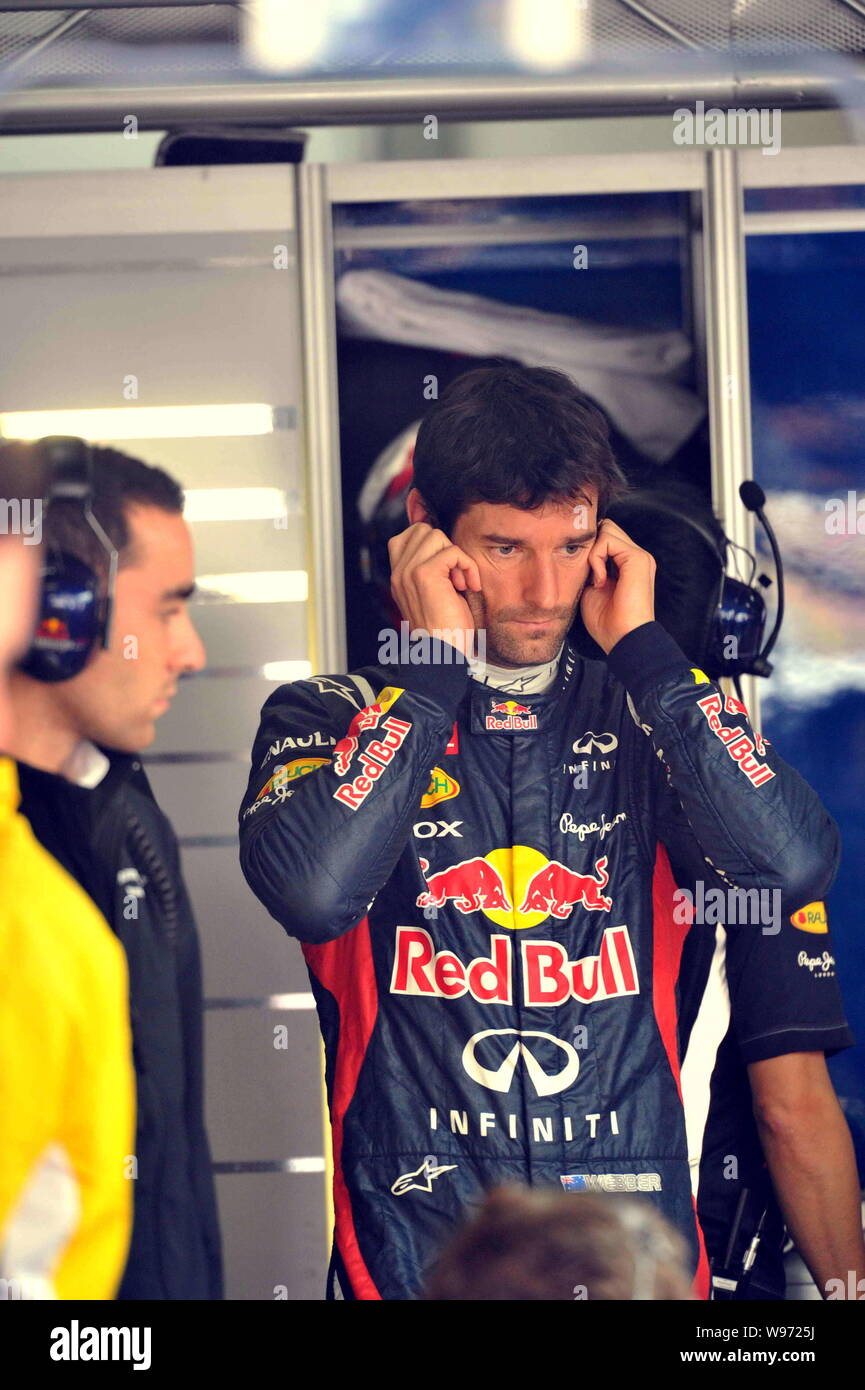 Australian F1 driver Mark Webber of the Red Bull team is pictured during  the qualifying session of the Chinese Grand Prix in Shanghai, China, 14  April Stock Photo - Alamy