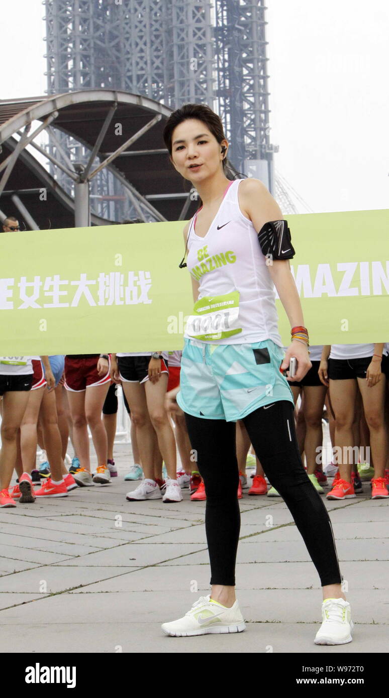 Beeldhouwwerk soort onwetendheid Taiwanese singer and actress Elle Chen Jiahua poses during the Nike Be  Amazing 2012 female 5km running contest in Beijing, China, 17 June 2012  Stock Photo - Alamy