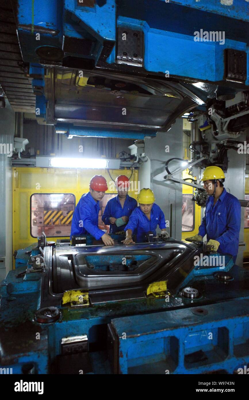 --File--Chinese workers assemble car parts at a factory in Nanchang city, southeast Chinas Jiangxi province, 9 September 2011. Stock Photo
