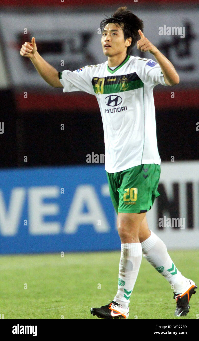 Lee Dong Gook Of South Koreas Jeonbuk Hyundai Motors Celebrates After Scoring A Goal Against Chinas Guangzhou Evergrande In Their Group H Match During Stock Photo Alamy Lee Dong Gook Of South Koreas Jeonbuk Hyundai Motors Celebrates After Scoring A Goal Against Chinas Guangzhou Evergrande In Their Group H Match During Stock Photo Alamy