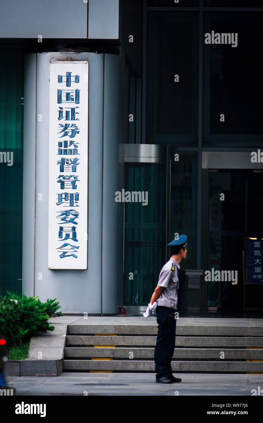 File A Security Guard Is Seen In Front Of A Department Store Of Parkson In Shanghai China 25 June 11 Medium And High End Department Store O Stock Photo Alamy
