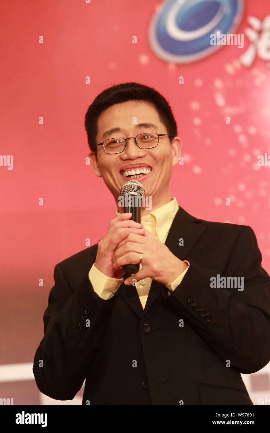 Joe Wong, Chinese American comedian and chemistry engineer, performs