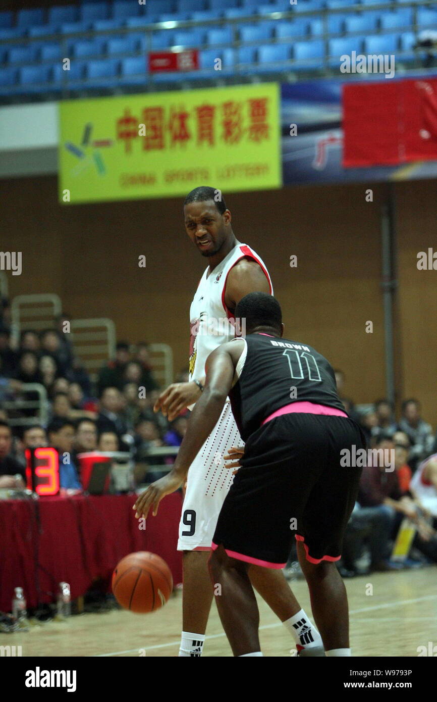 Tracy McGrady of the Qingdao Eagles, left, challenges Crawford of the  American All-Stars during a friendly basketball match in Dongying city,  east Chi Stock Photo - Alamy