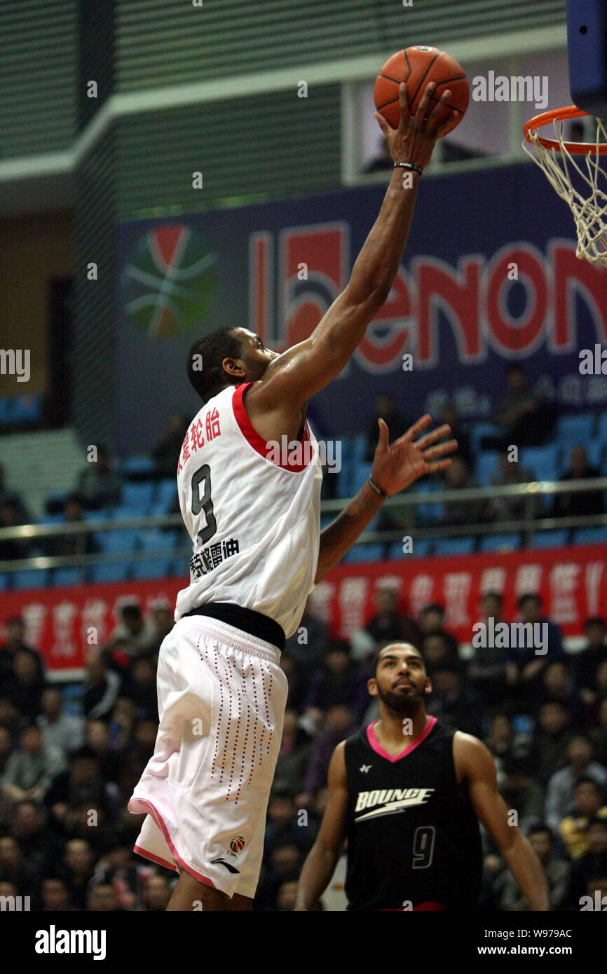 Tracy McGrady of the Qingdao Eagles, left, challenges Crawford of the  American All-Stars during a friendly basketball match in Dongying city,  east Chi Stock Photo - Alamy