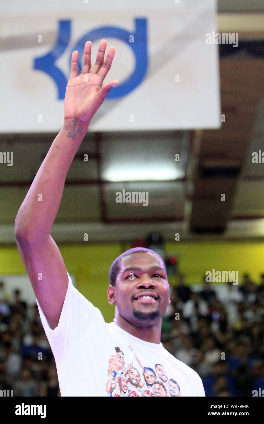NBA star Kevin Durant of Oklahoma City Thunder is pictured at an all-star  basketball game for the Nike Festival of Sports during his China tour in  Sha Stock Photo - Alamy