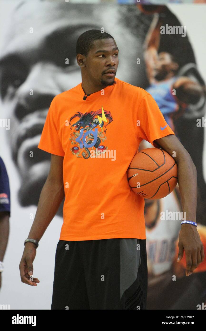 NBA star Kevin Durant of Oklahoma City Thunder is pictured at an all-star  basketball game for the Nike Festival of Sports during his China tour in  Sha Stock Photo - Alamy