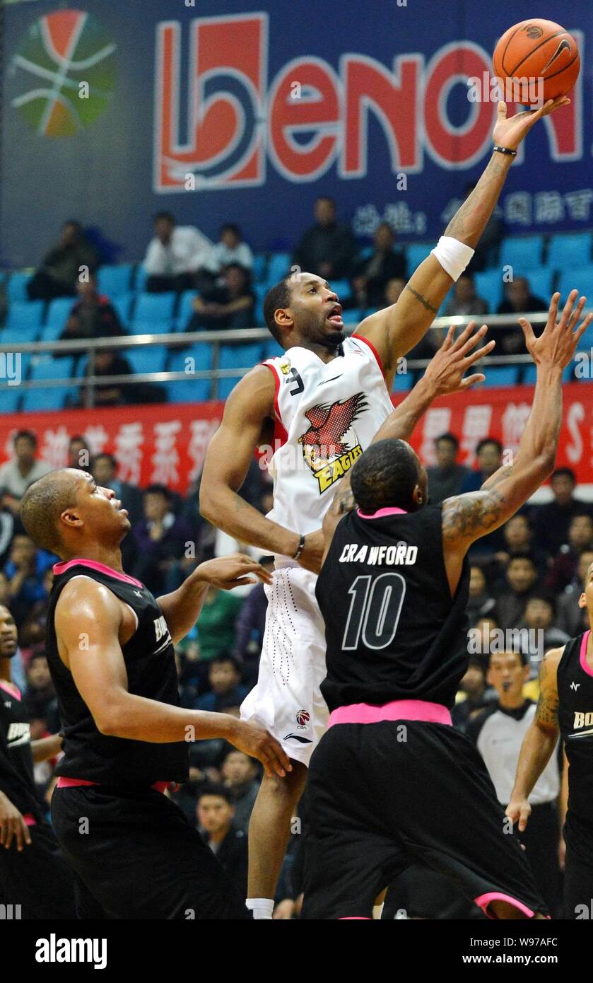 Tracy McGrady of the Qingdao Eagles, left, challenges Crawford of the  American All-Stars during a friendly basketball match in Dongying city,  east Chi Stock Photo - Alamy