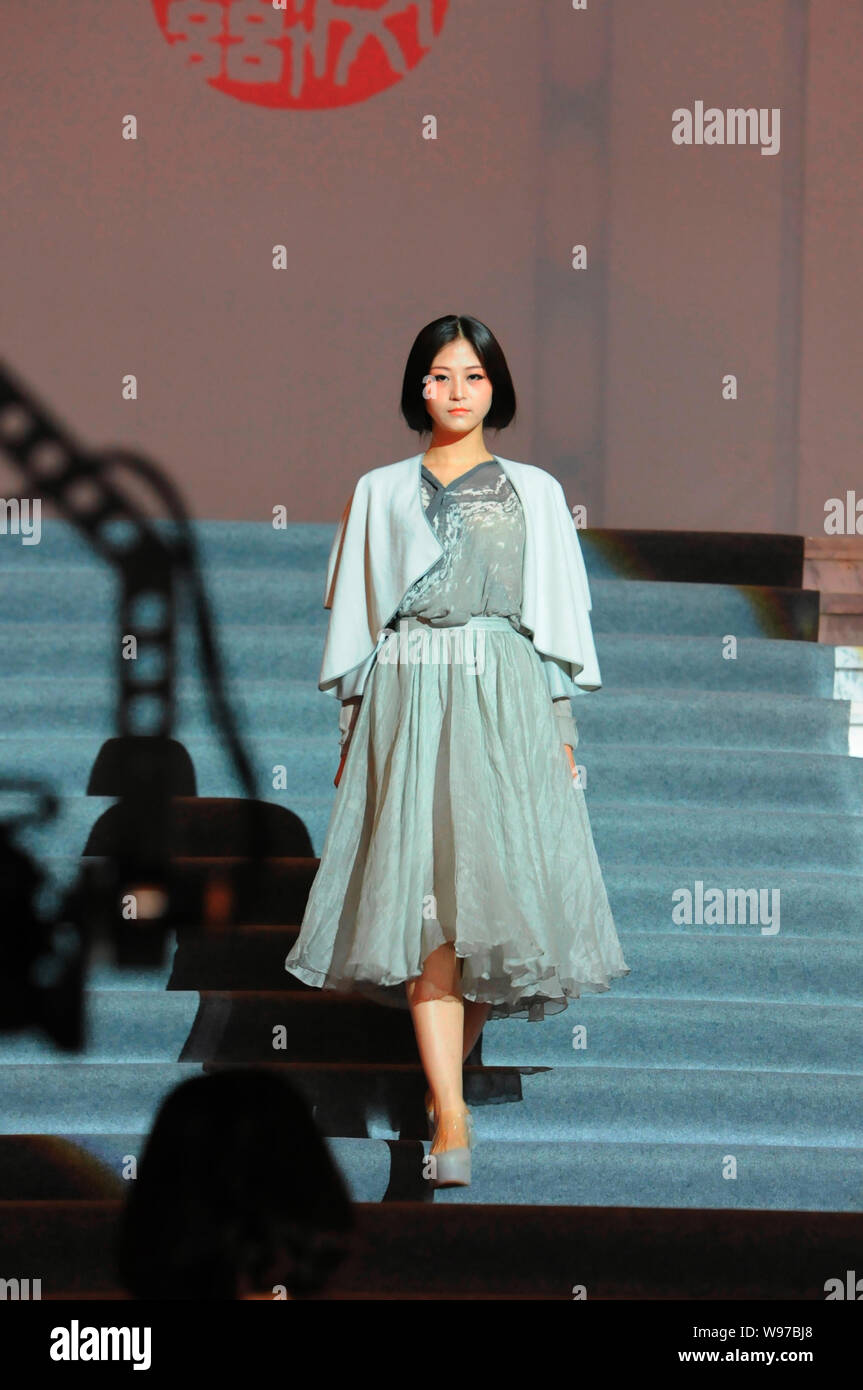 A model displays a Chinese-style dress during a fashion show at the opening ceremony for the special exhibition of the Origin of Chinese Culture and N Stock Photo - Alamy A model displays a Chinese-style dress during a fashion show at the opening ceremony for the special exhibition of the Origin of Chinese Culture and N Stock Photo - Alamy