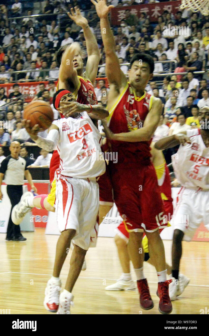 NBA star Allen Iverson of the US Pro-ball Legend, front left, challenges Wu  Ke of Shandong Lions in a friendly basketball match during the US Pro-ball  Stock Photo - Alamy