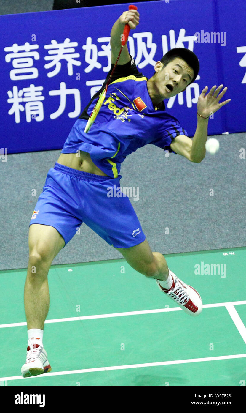 Chinas Chen Long returns a shot against Muhammad Hafiz Hashim of Malaysia  in their quarterfinal match during the Thomas Cup world badminton team  champ Stock Photo - Alamy