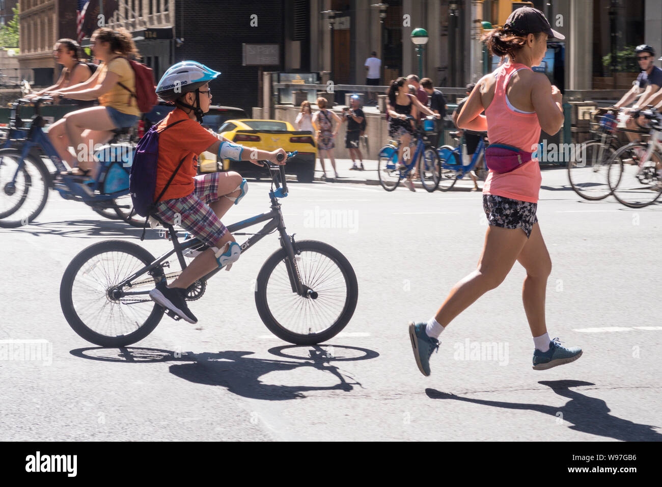 Summer Streets allows free Access on Park Avenue  for Runners and Bikers Each August for Three  Saturday Mornings, NYc, USA Stock Photo