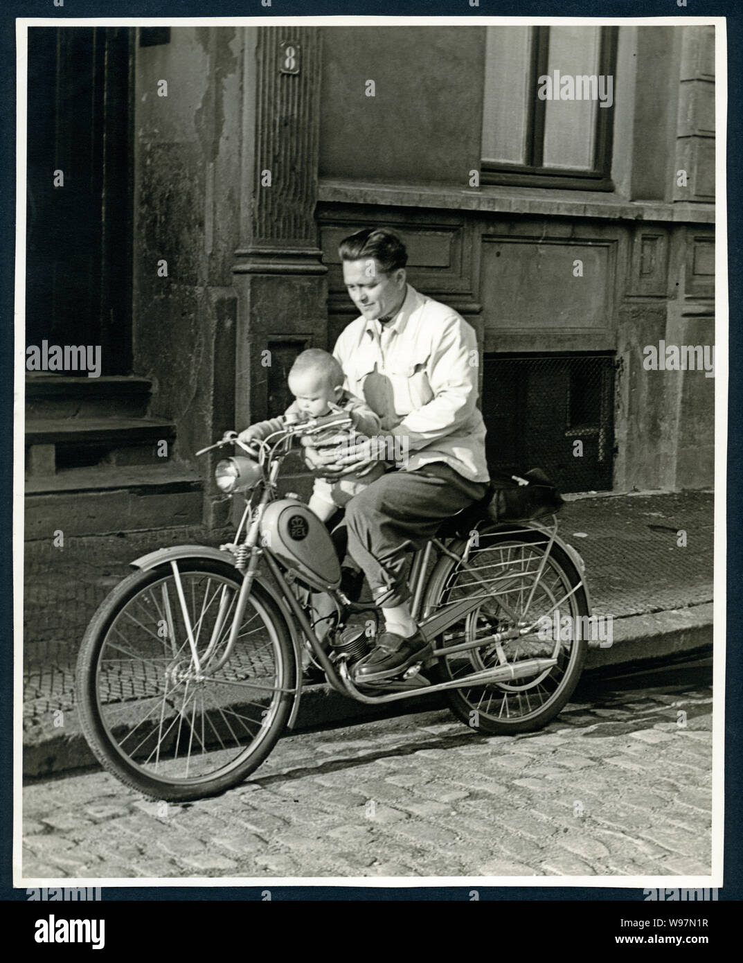 Europa, Deutschland, Hamburg, Vater und Sohn auf einem Rex Moped, 1950er Jahre . /  Europe, Germany, Hamburg, father and son with an Rex moped, in the 1950th . Stock Photo
