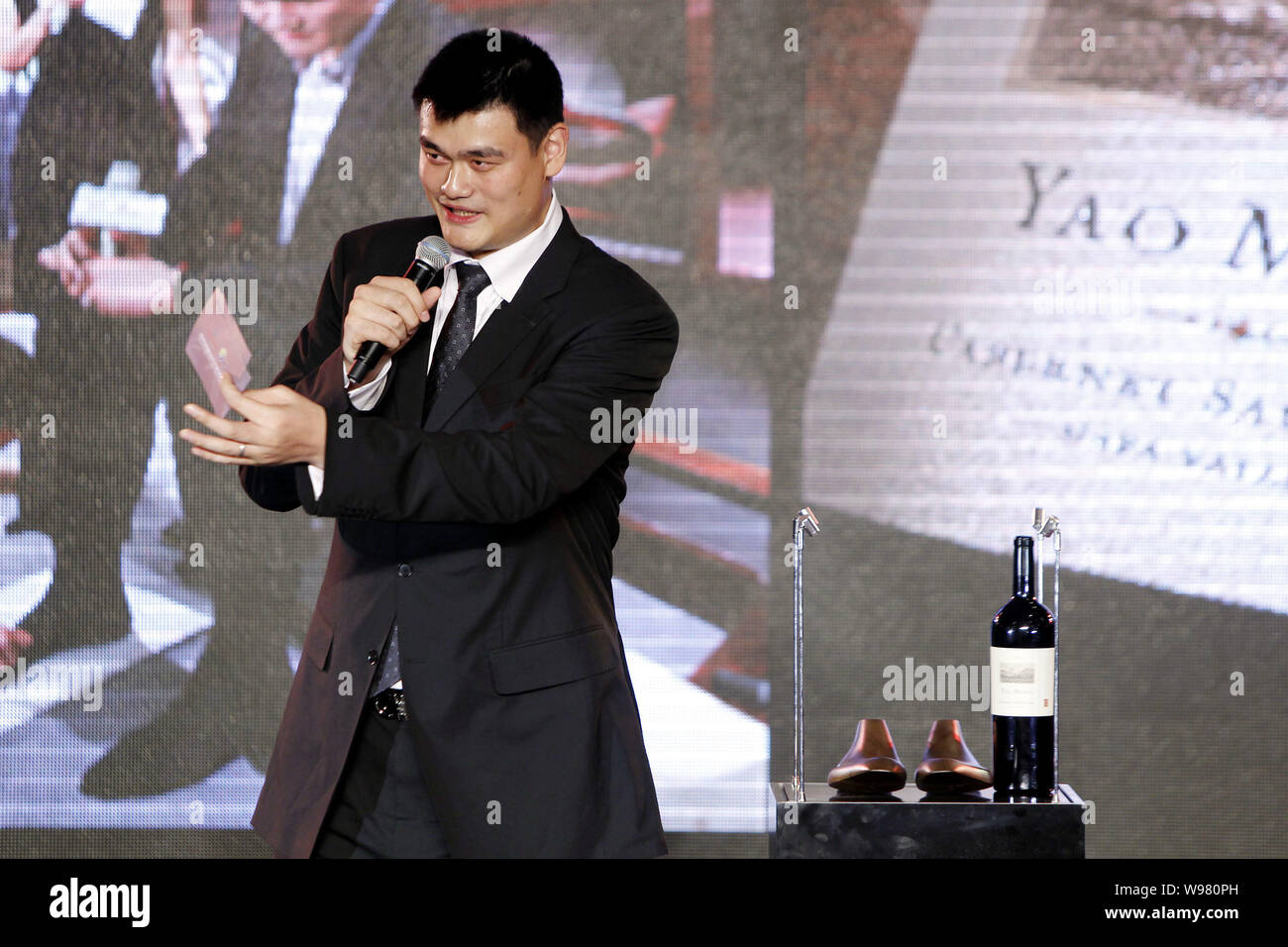 Retired Chinese Basketball Superstar Yao Ming Attends A Charity Banquet ...