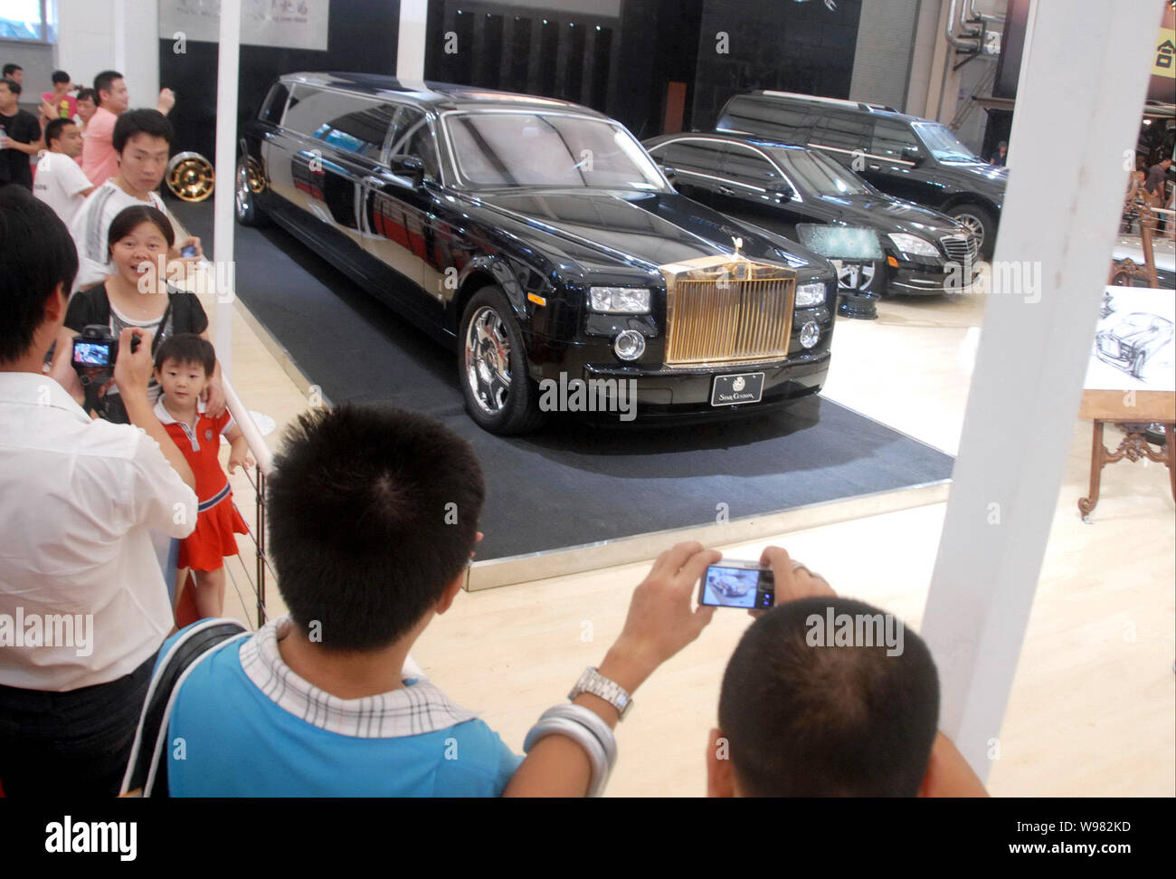 Gold RollsRoyce Phantom Taxi Spotted In India Cost 137000 To Get A  300km Ride