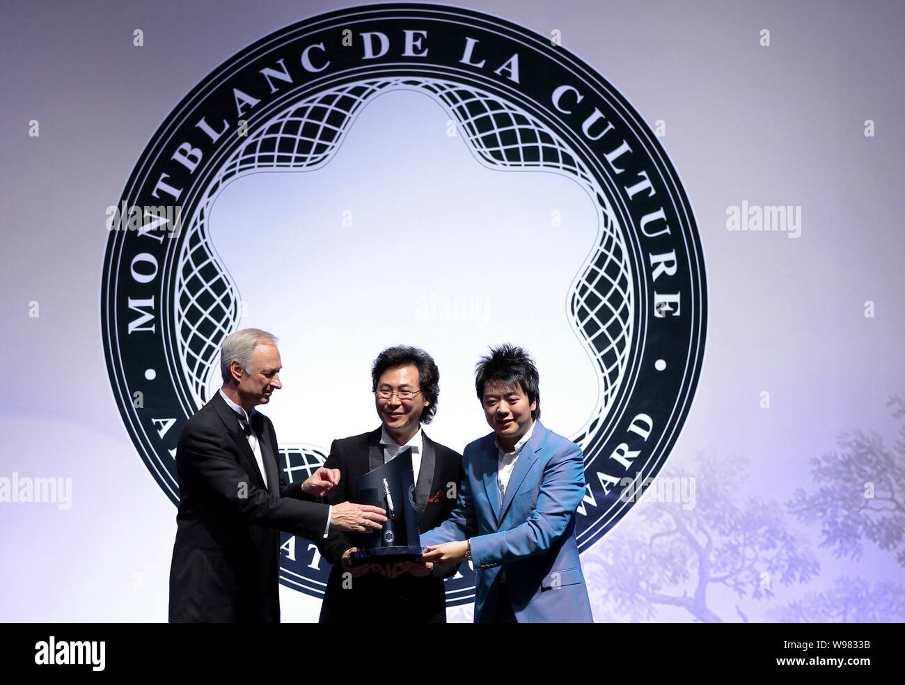 From Left Lutz Bethge Managing Director Of Montblanc International Chinese Singer Liao Changyong And Chinese Pianist Lang Lang Attend The Montblan Stock Photo Alamy