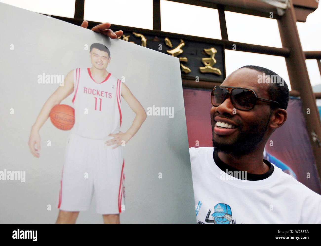 NBA star Carl Landry of the New Orleans Hornets looks at a photo of Chinese basketball superstar Yao Ming during a meeting with Chinese fans at a midd Stock Photo