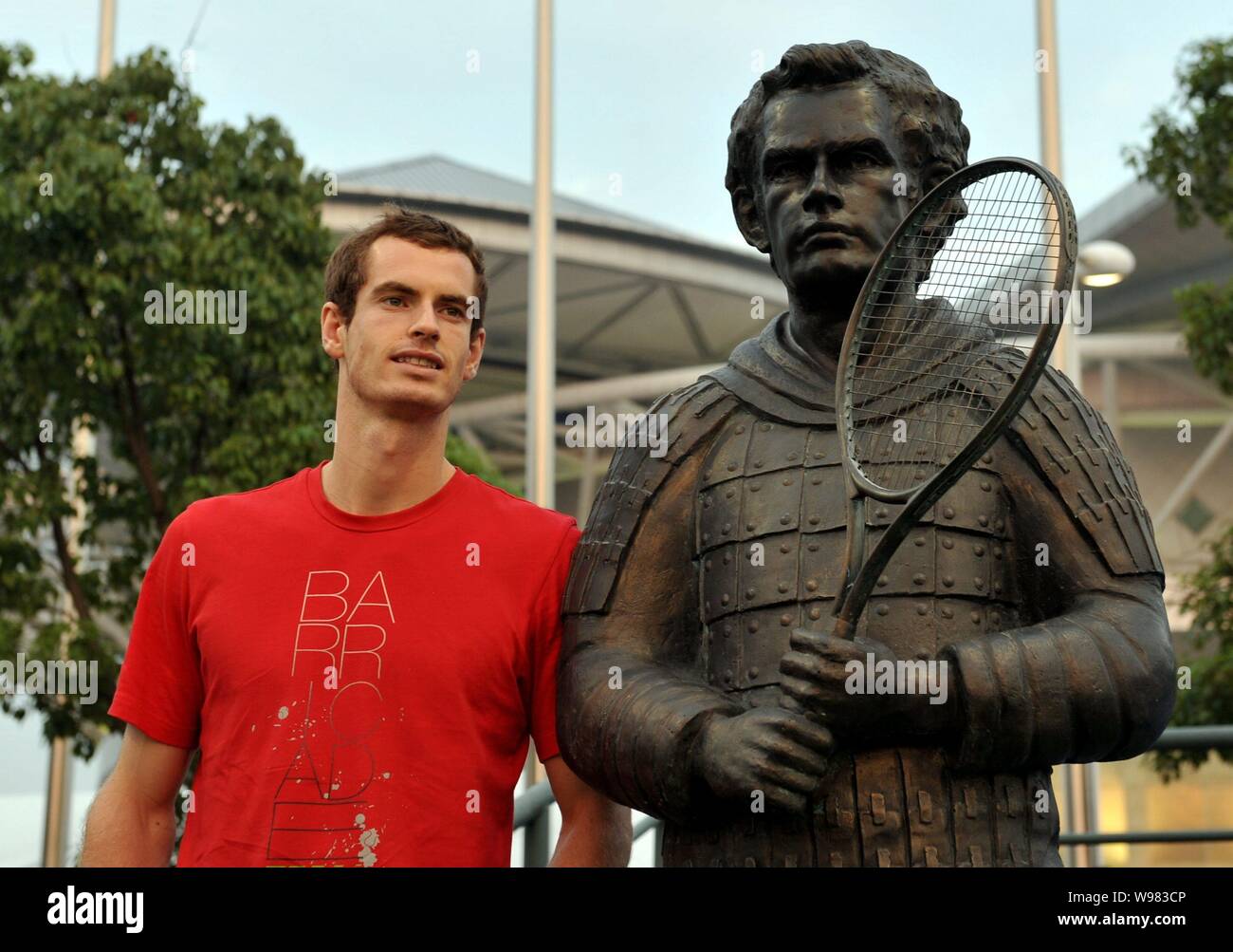 andy-murray-of-britain-poses-by-the-terr