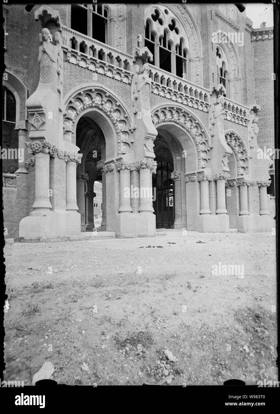 Detall de la façana principal de l'Hospital de la Santa Creu i Sant Pau, construït entre 1902 i 1912 per l'arquitecte Lluís Domènech i Montaner (AFCEC VINTRO D 2585). Stock Photo