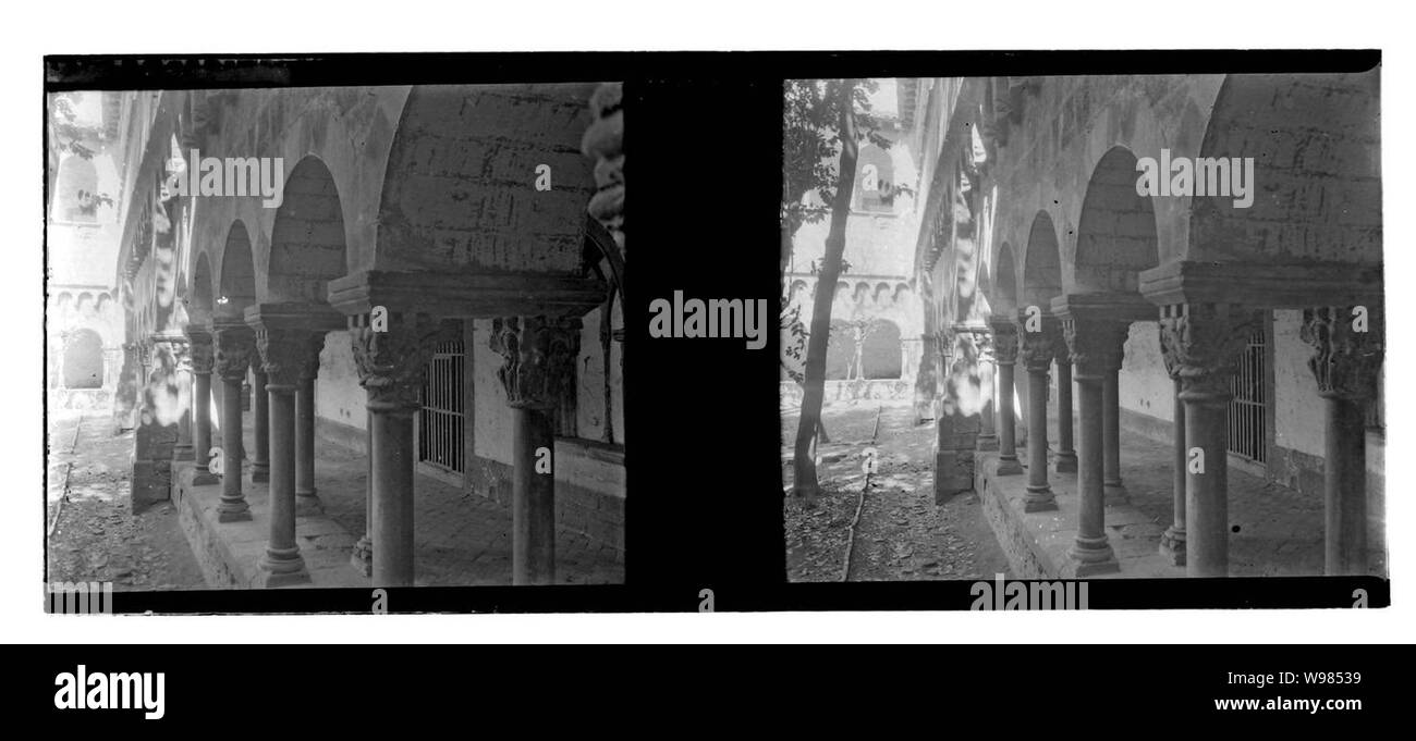 Detall dels arcs d‥99una galeria del claustre de Sant Cugat. Stock Photo
