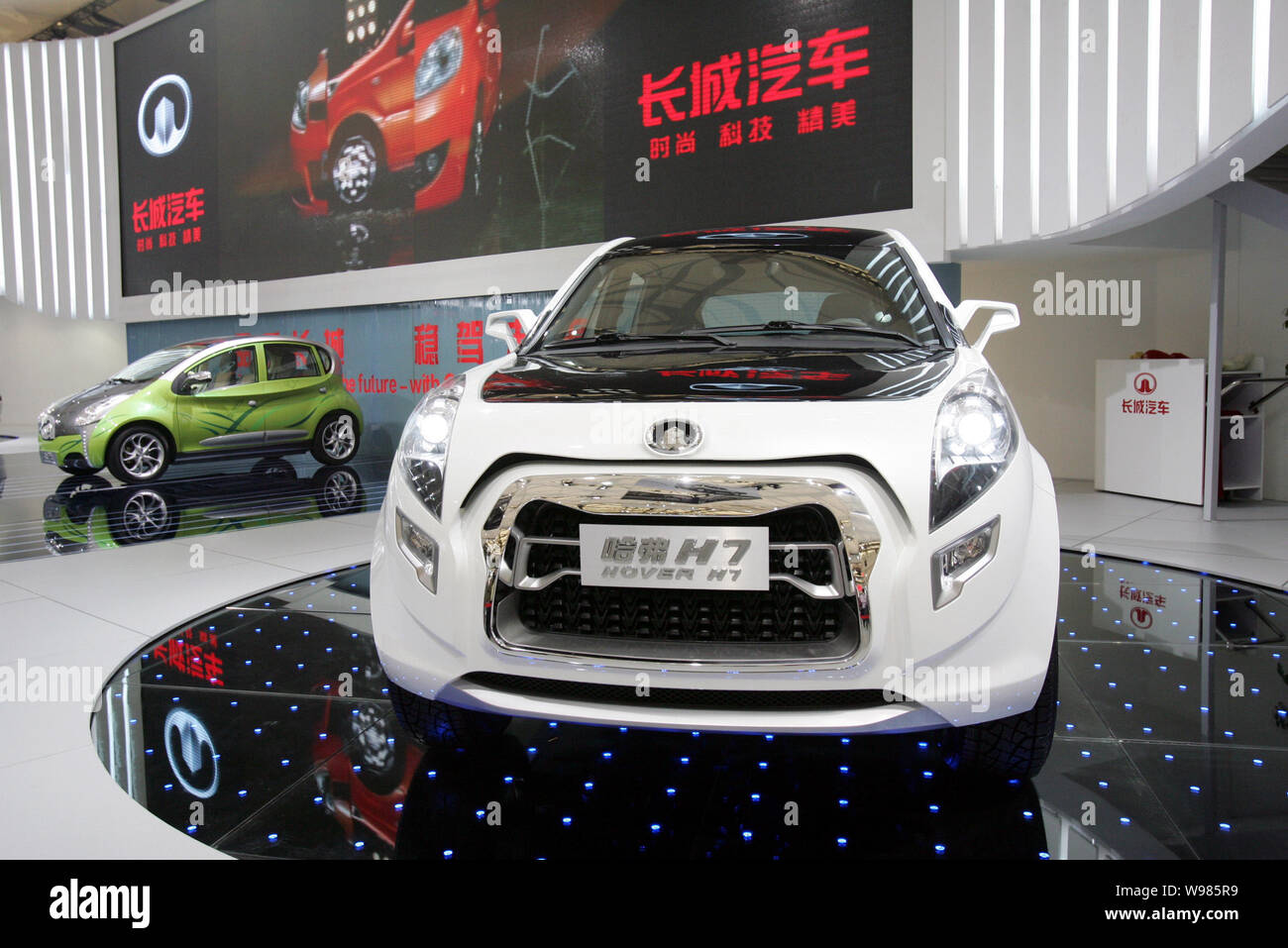 --File-- Visitors look at a Great Wall Hover H7 during an auto show in Shanghai, China, April 27, 2009.   Great Wall Motor, Chinas leading domestic SU Stock Photo