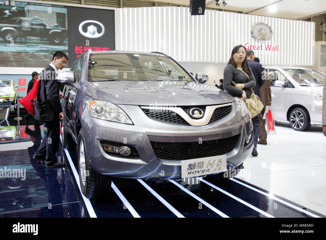 --File-- Chinese car buyers look at a Great Wall Hover H5 during an auto show in Shanghai, China, April 27, 2009.   Great Wall Motors, Chinas leading Stock Photo