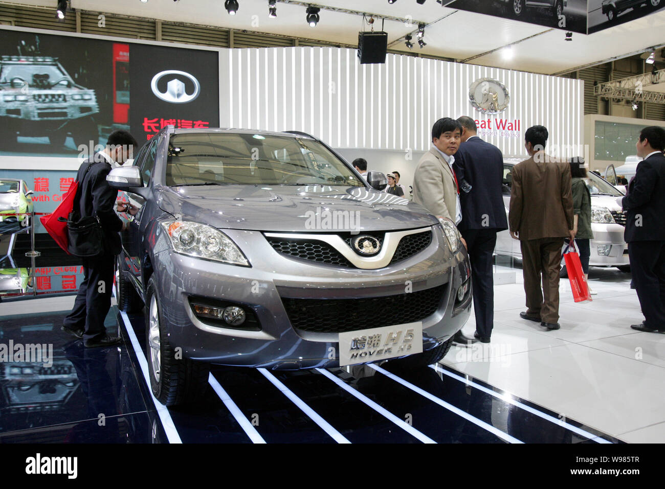 --File-- Visitors look at a Great Wall Hover H5 during an auto show in Shanghai, China, April 27, 2009.   Great Wall Motor, Chinas leading domestic SU Stock Photo
