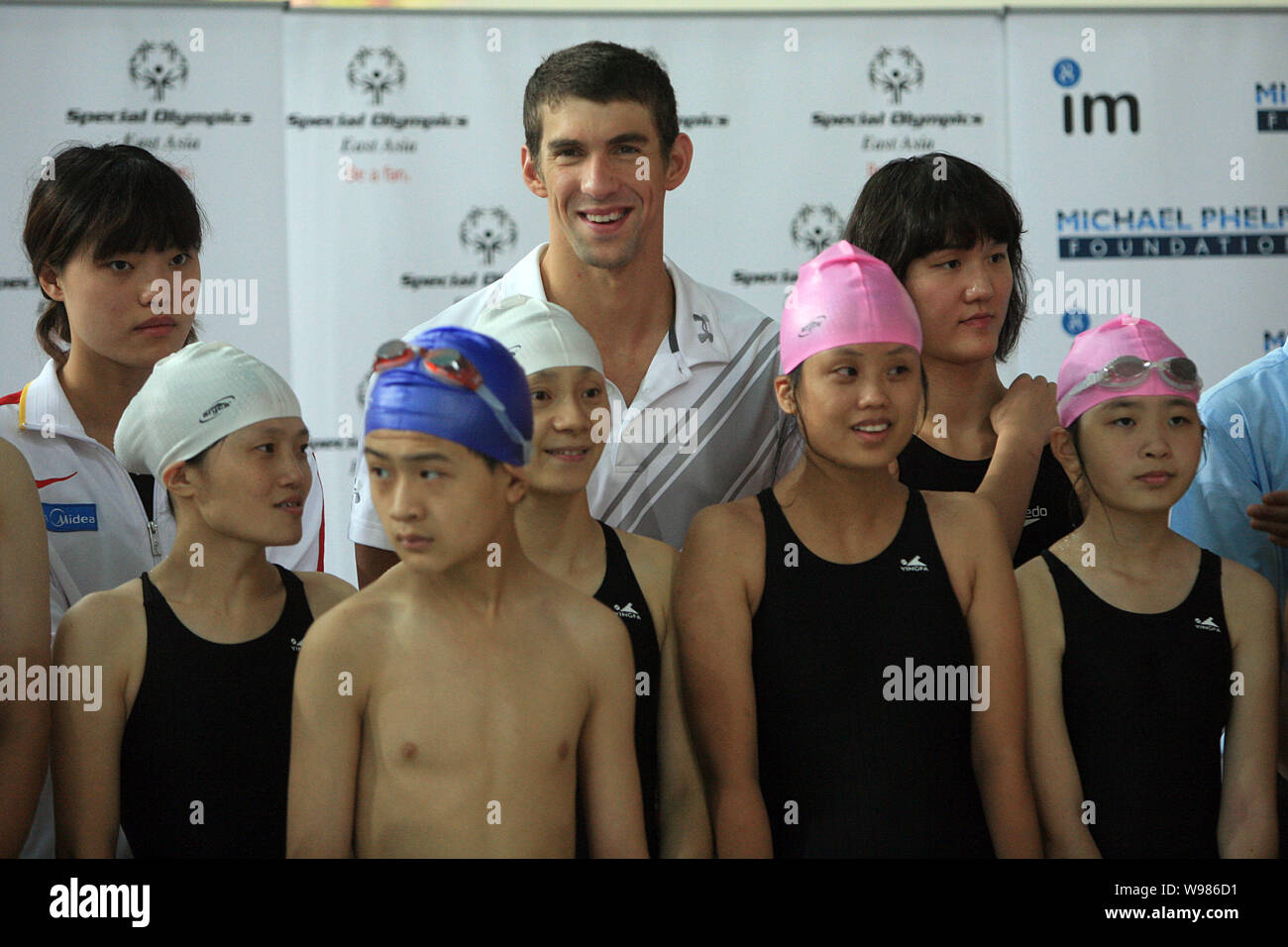 Michael Phelps of U.S. poses with Chinese Special Olympics swimmers