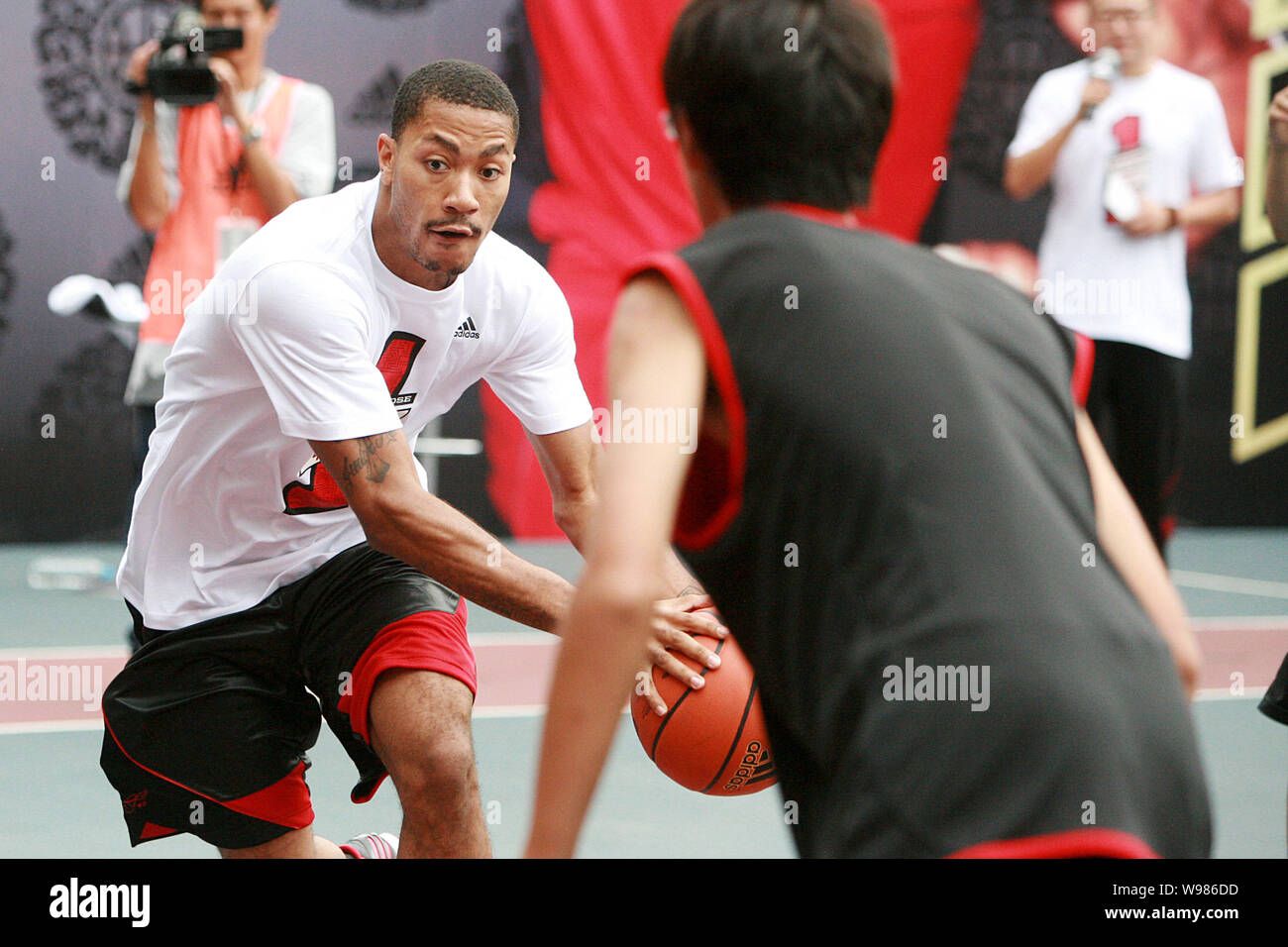 NBA star Derrick Rose of Chicago Bulls dunks during a fan meeting on his  Asia Tour in Taipei, Taiwan, 28 August 2011 Stock Photo - Alamy
