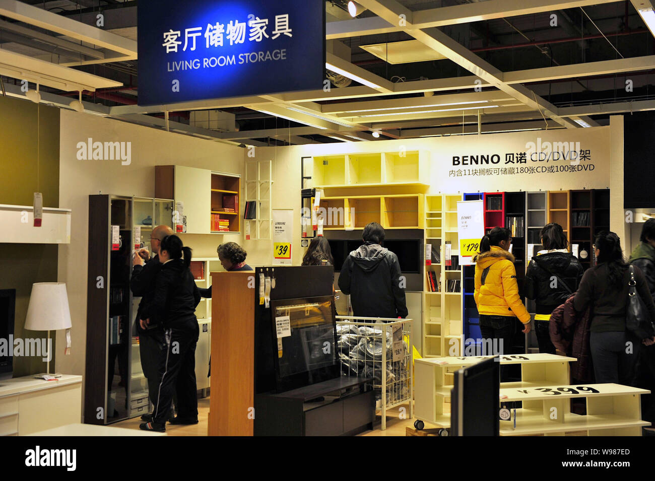 Chinese consumers shop for furniture at an IKEA store in Beijing, China,  December 4, 2010. Chinas economy is growing at a pace 20-30 times faster th  Stock Photo - Alamy