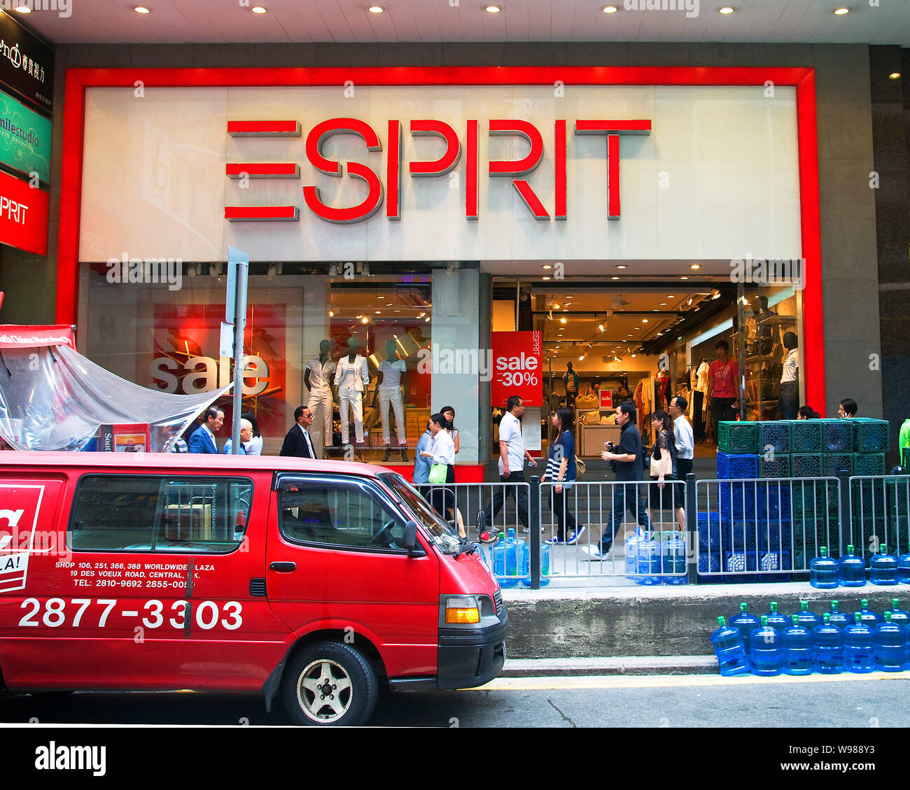 martelen Altijd stil File--Residents walk past an Esprit store in Hongkong, China, 27 June 2011.  Esprit Holdings Ltd., the biggest Hongkong-listed clothing retailer Stock  Photo - Alamy