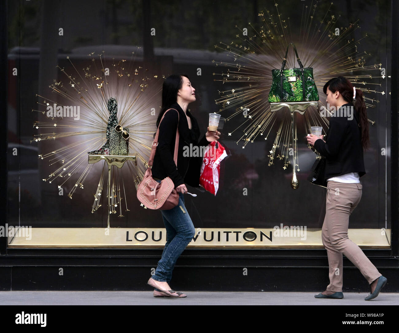 Chinese women louis vuitton hi-res stock photography and images - Alamy