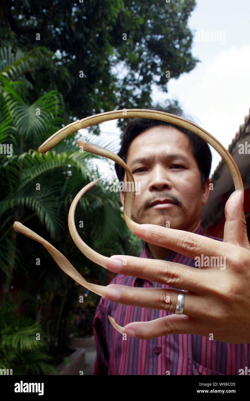 A Chinese man surnamed Feng shows off his long fingernails in Haikou ...