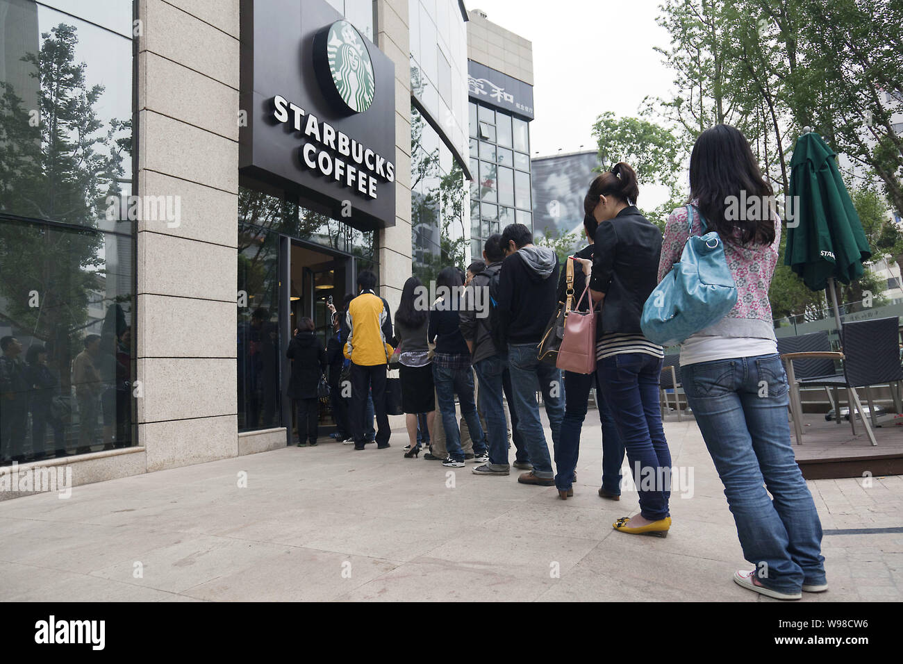 Queue Railing Starbucks Queue for coffee hi-res stock photography and images - Alamy