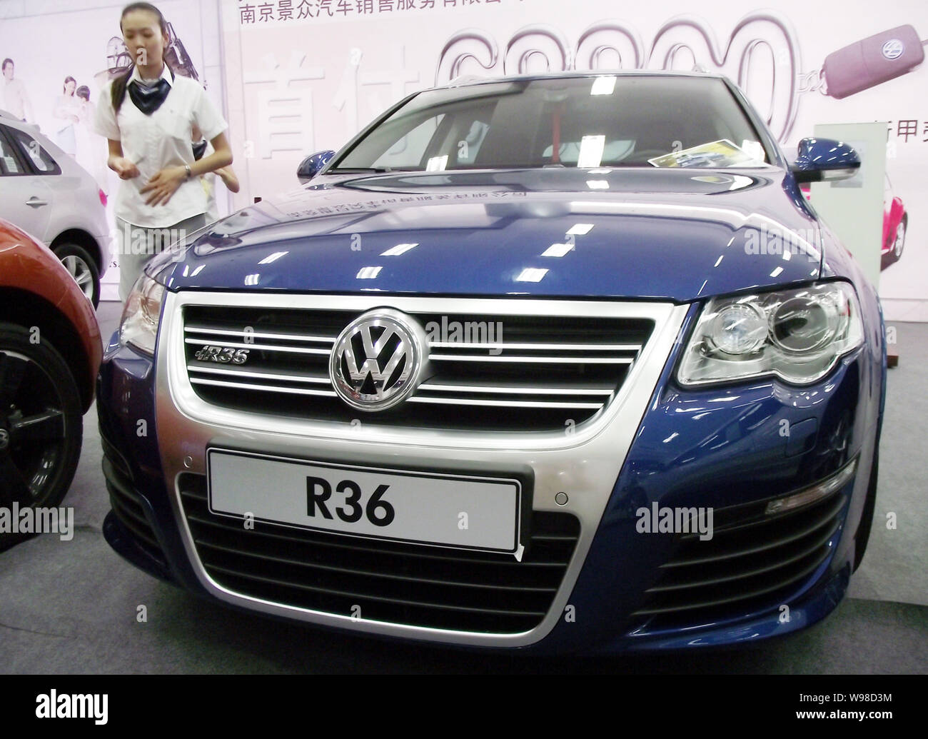 FILE--Chinese staff stand next to a Volkswagen R36 during an auto show in  Nanjing city, east Chinas Jiangsu province, 28 August 2010. German carma  Stock Photo - Alamy