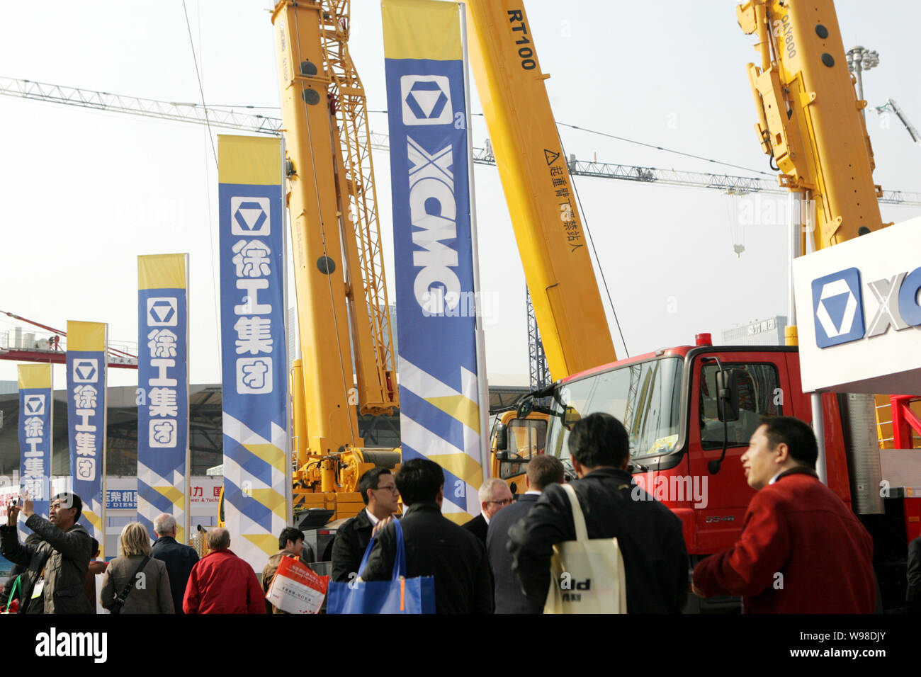 File Visitors Look At Machineries At The Stand Of Xcmg Xuzhou