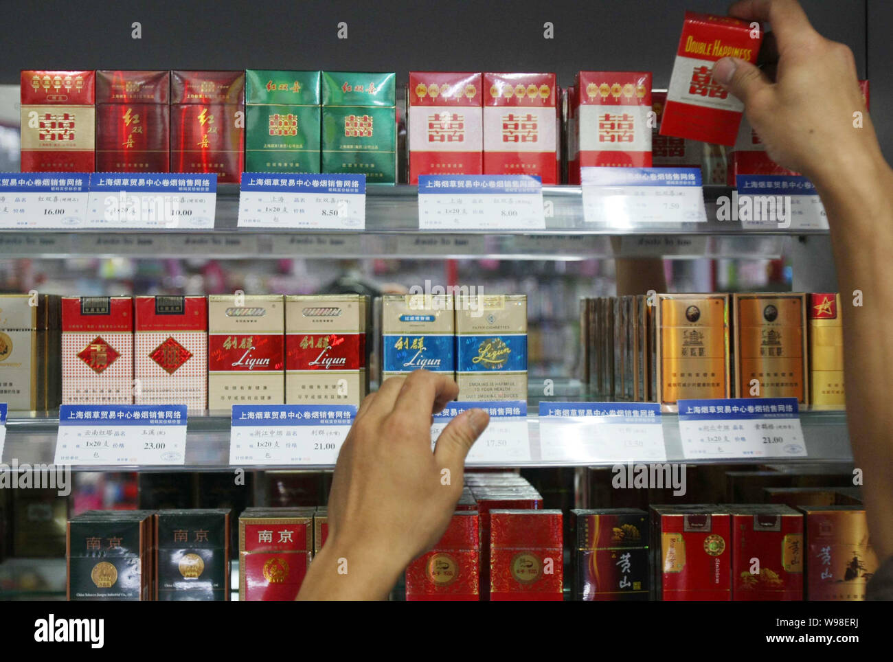 China cigarettes shop hi-res stock photography and images