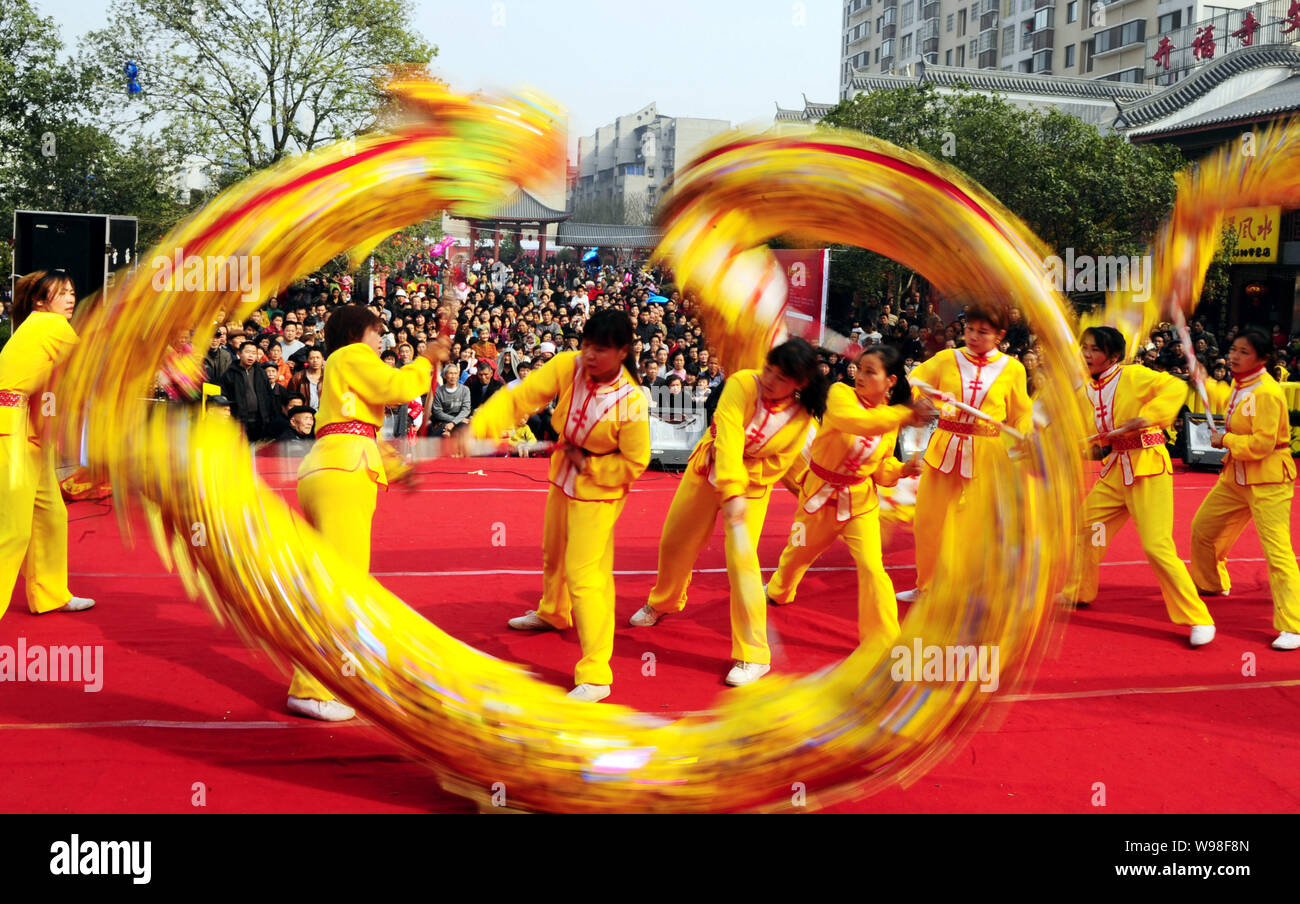 Chinese entertainers perform a dragon dance to celebrate the Spring ...