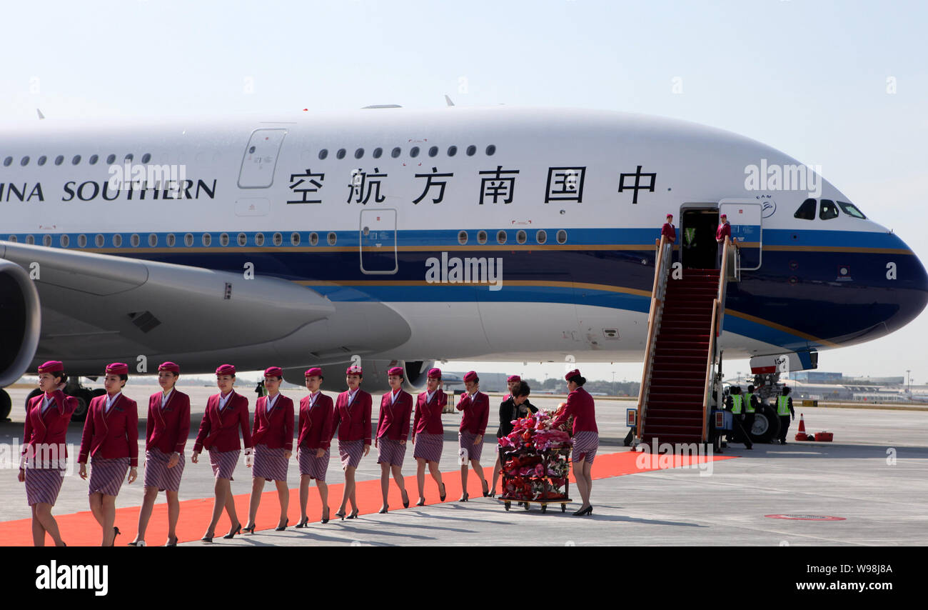 салон самолета после китайцев. китайцы в самолете. China southern airlines стюардессы. чайна истерн эйрлайнз. China southern airlines стюардессы.