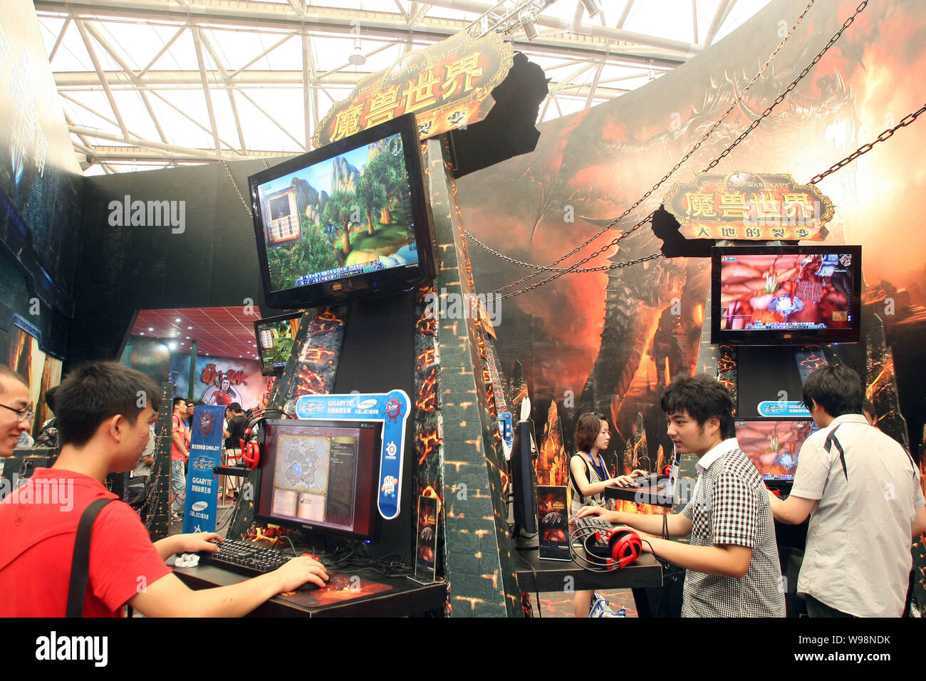 Visitors are playing online game at the booth of World of Warcraft during the 9th China Digital Entertainment Expo & Conference, also known as ChinaJo Stock Photo